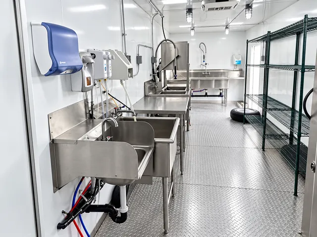 Wash station and storage aisle