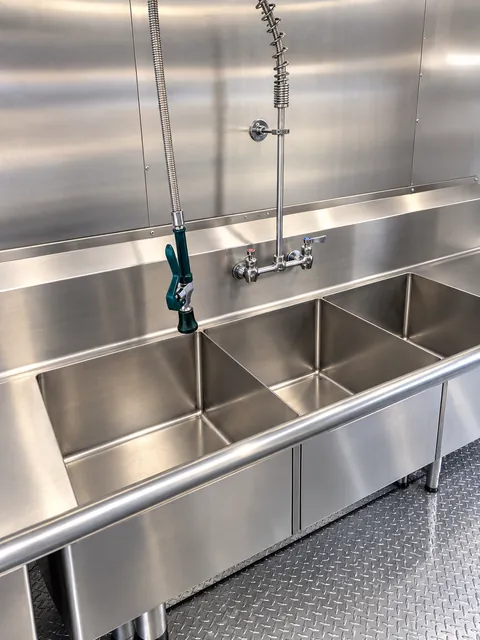 Three-compartment wash sink