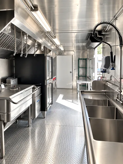 Kitchen wash sinks and central working aisle