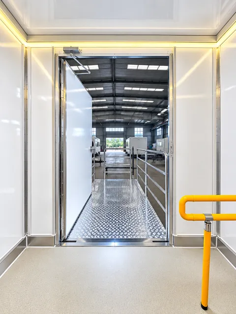 Open trailer entry with an access ramp